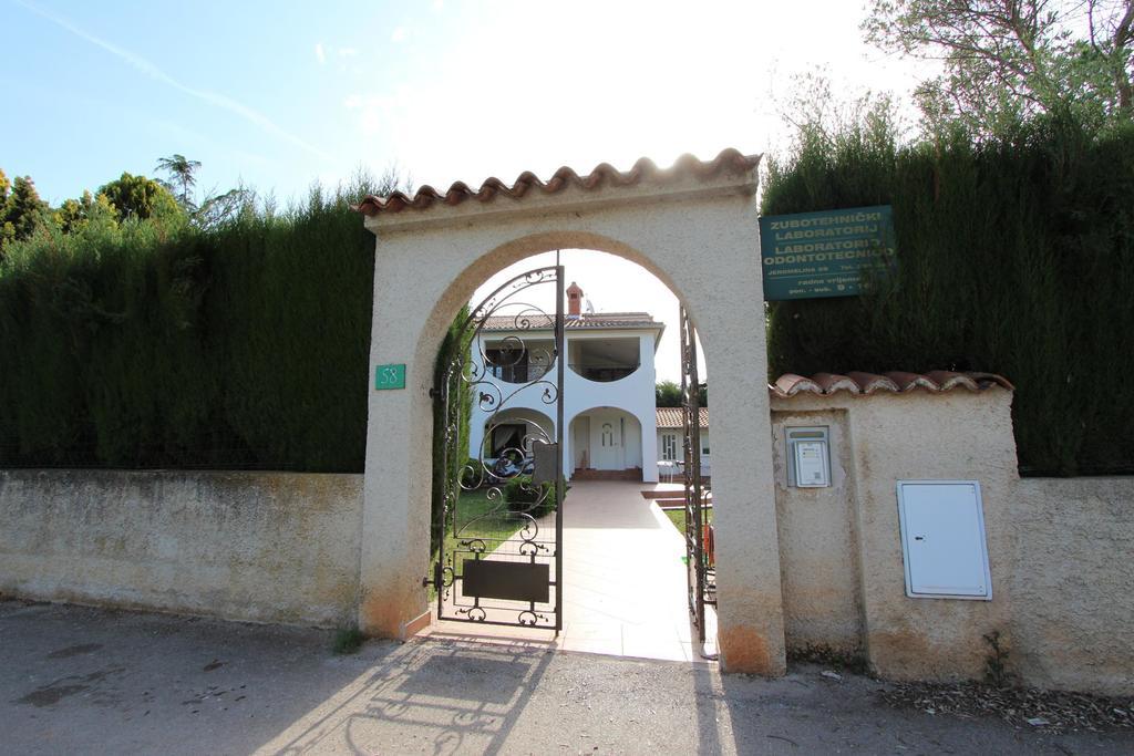 Apartment Villa Nera Pula Bagian luar foto